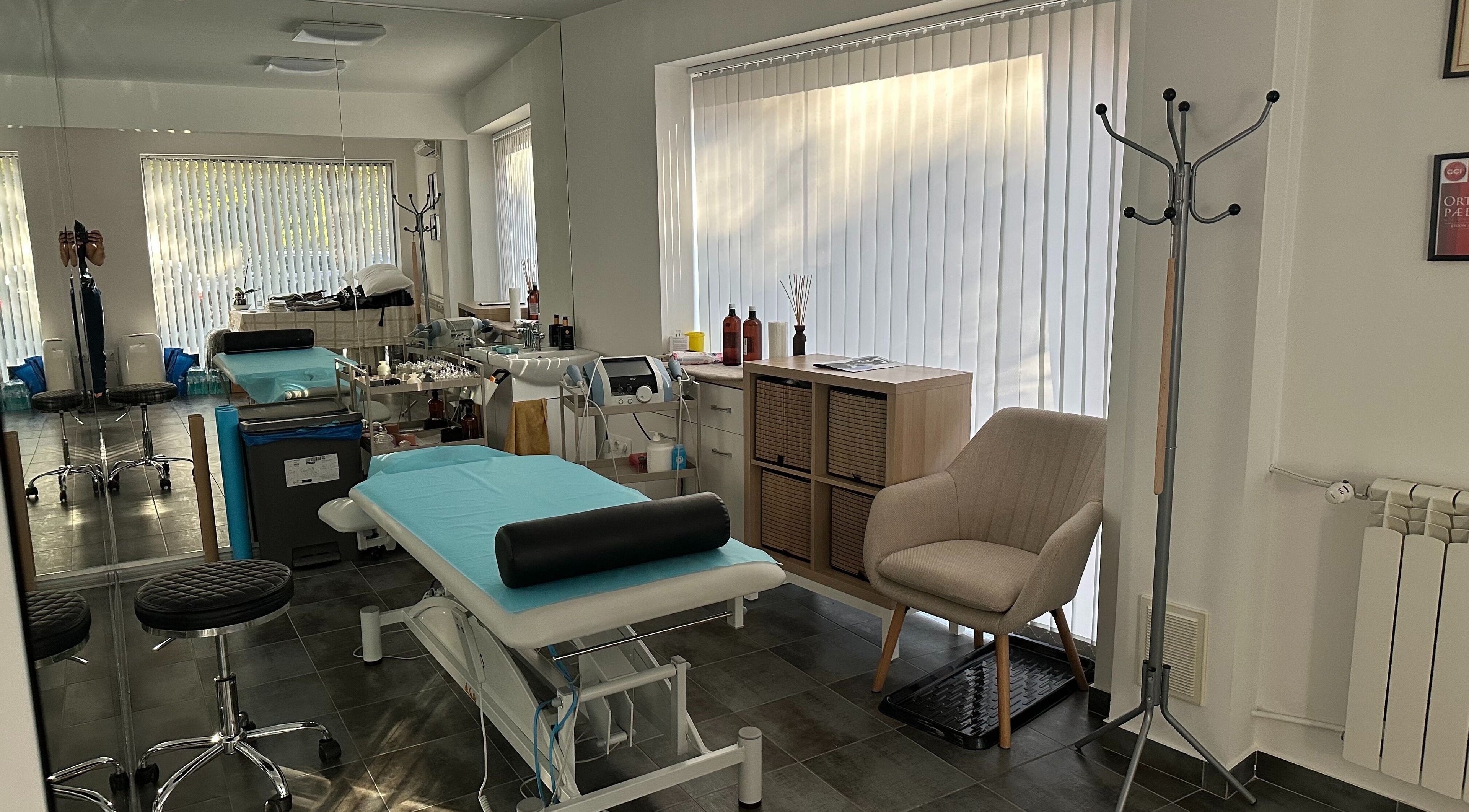 Модерен кабинет в SJ Physio & Pilates, София, Област София, BG, с удобни мебели и оборудване.