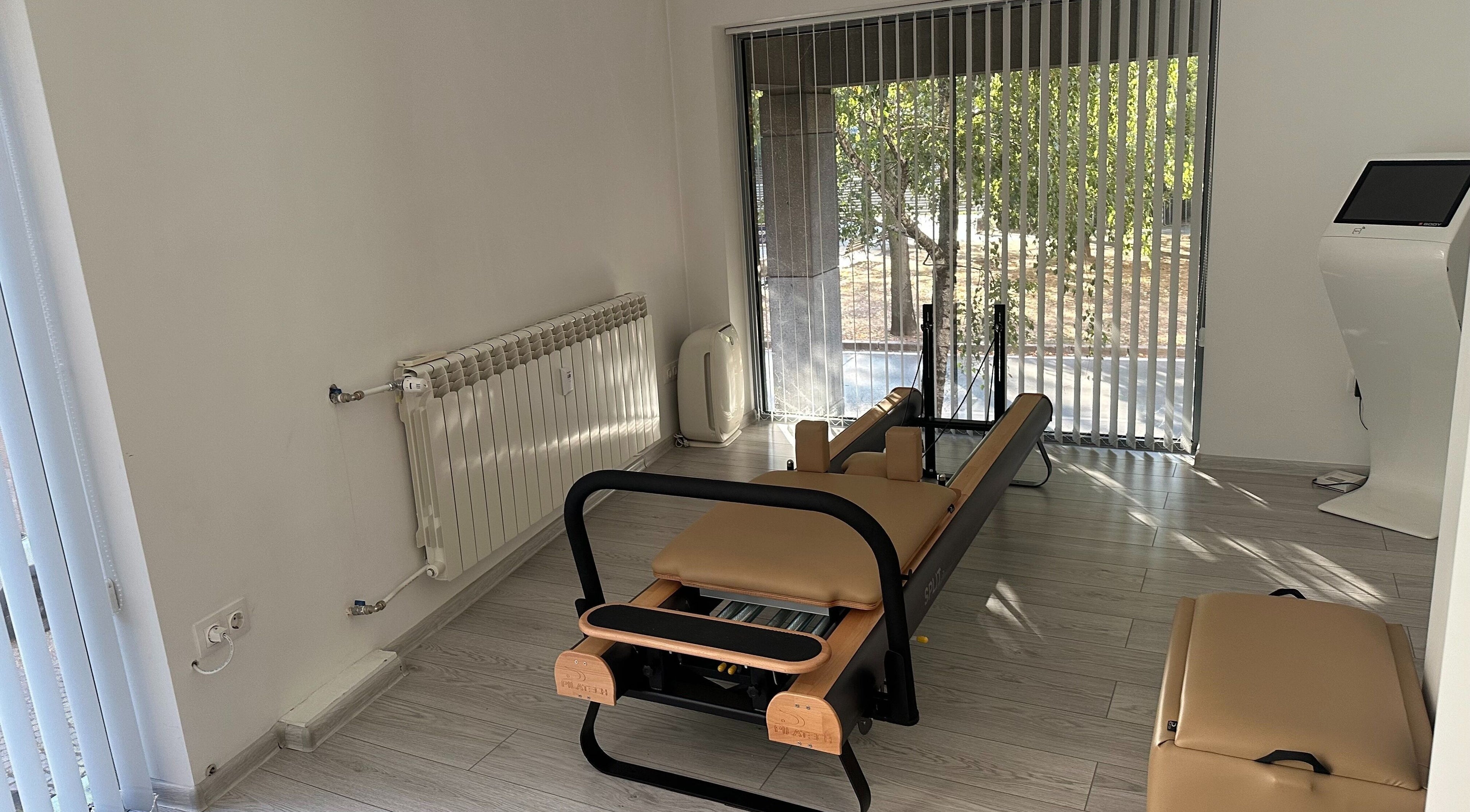 Пилатес студио в SJ Physio & Pilates, София, Област София, BG с модерен уред и светла обстановка.