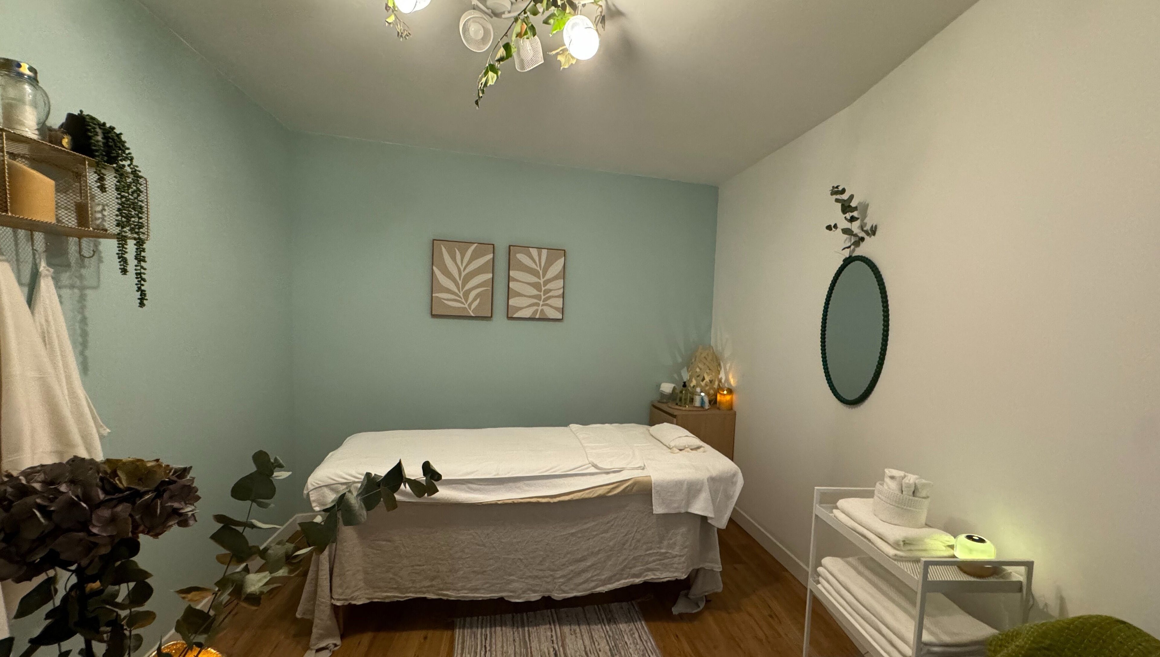 Salle de soins L'essence de Séve à Le Cannet, Provence-alpes-côte D'azur: lumière douce et décor apaisant.