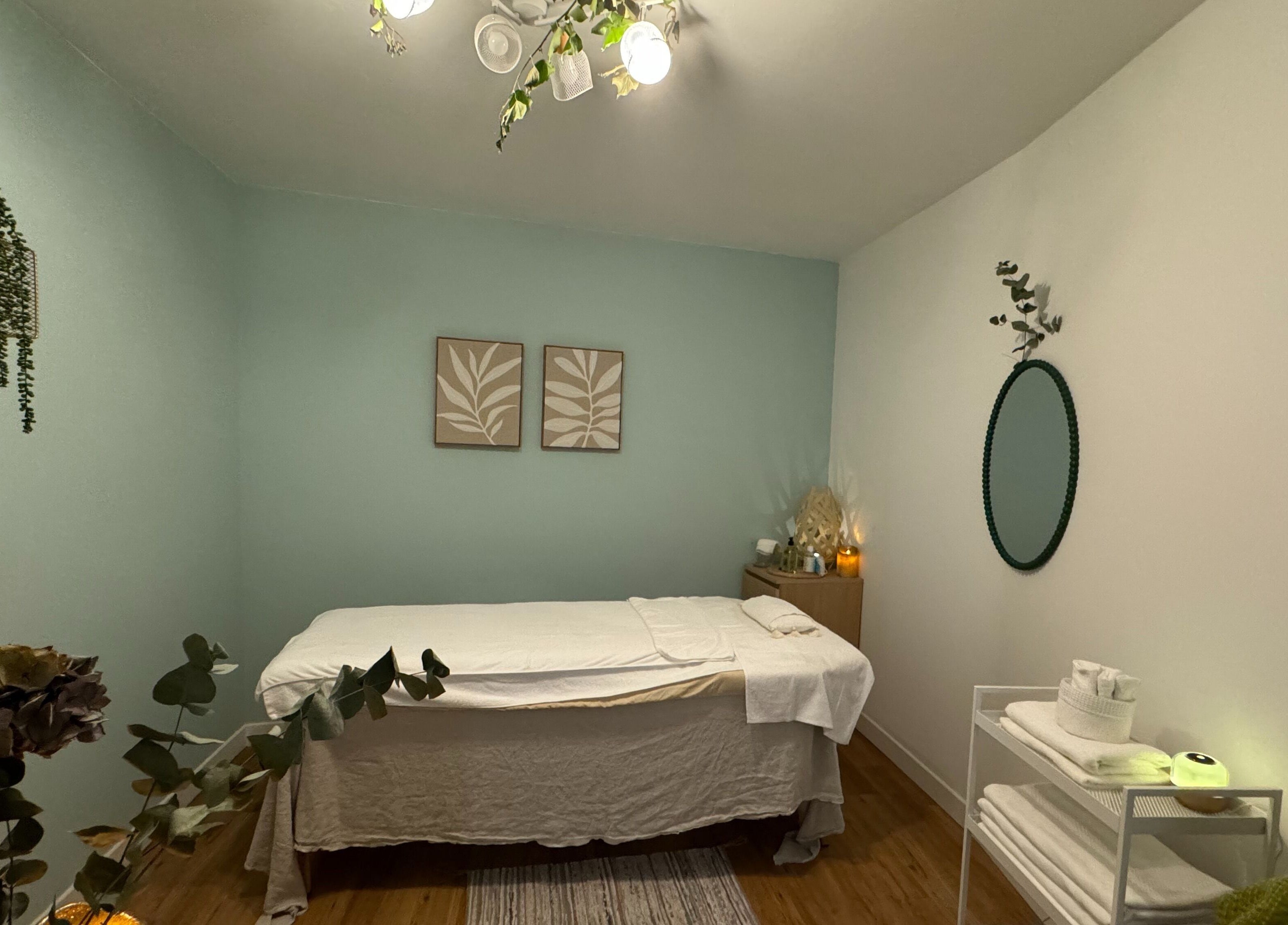 Salle de soins L'essence de Séve à Le Cannet, Provence-alpes-côte D'azur: lumière douce et décor apaisant.