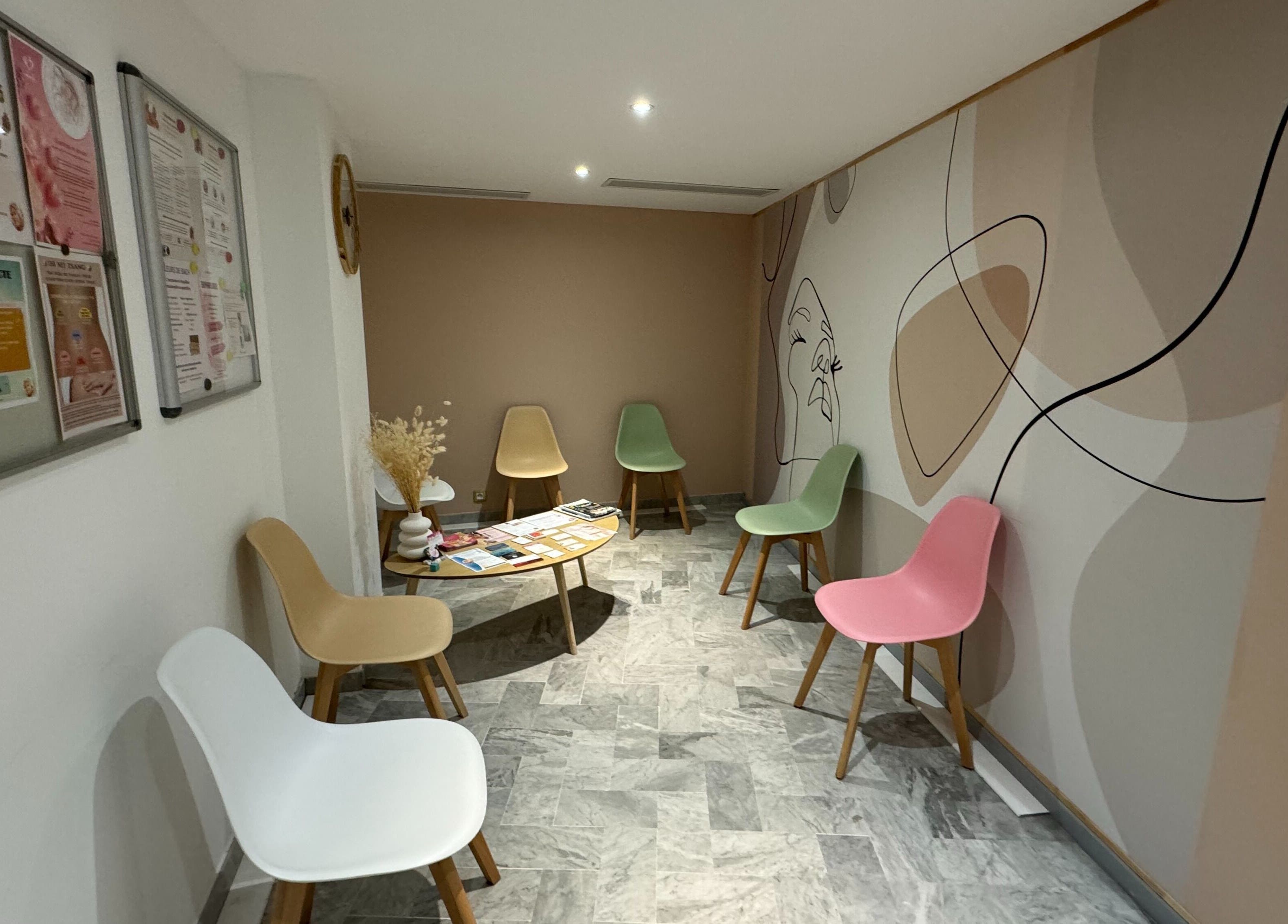 Salle d'attente moderne de L'essence de Séve à Le Cannet, Provence-alpes-côte D'azur, FR.