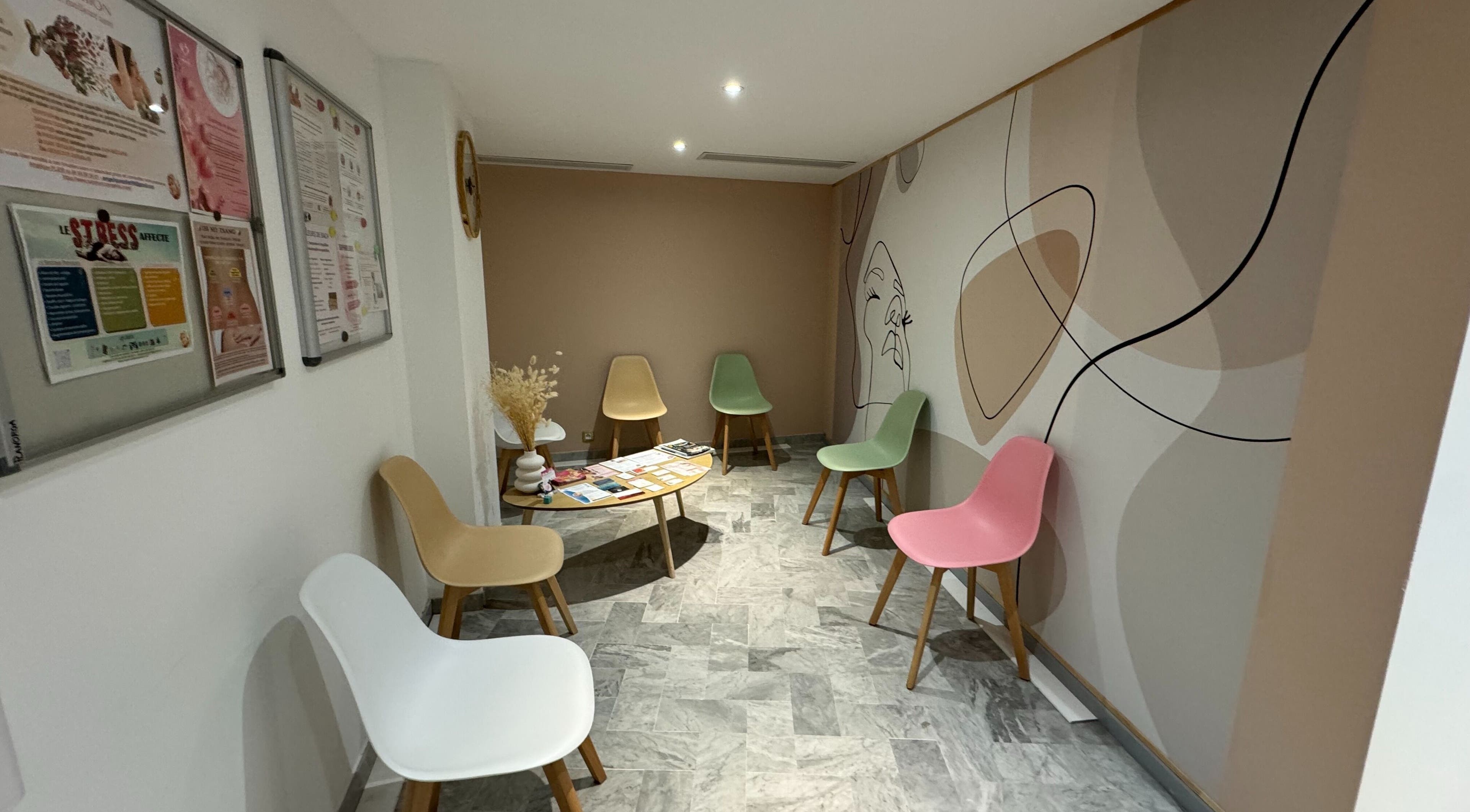 Salle d'attente moderne de L'essence de Séve à Le Cannet, Provence-alpes-côte D'azur, FR.