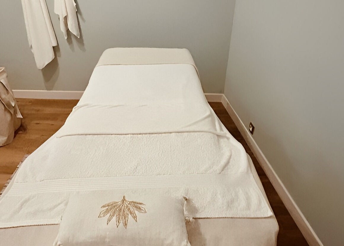 Table de massage élégante à L'essence de Séve, Le Cannet, Provence-alpes-côte D'azur, FR.