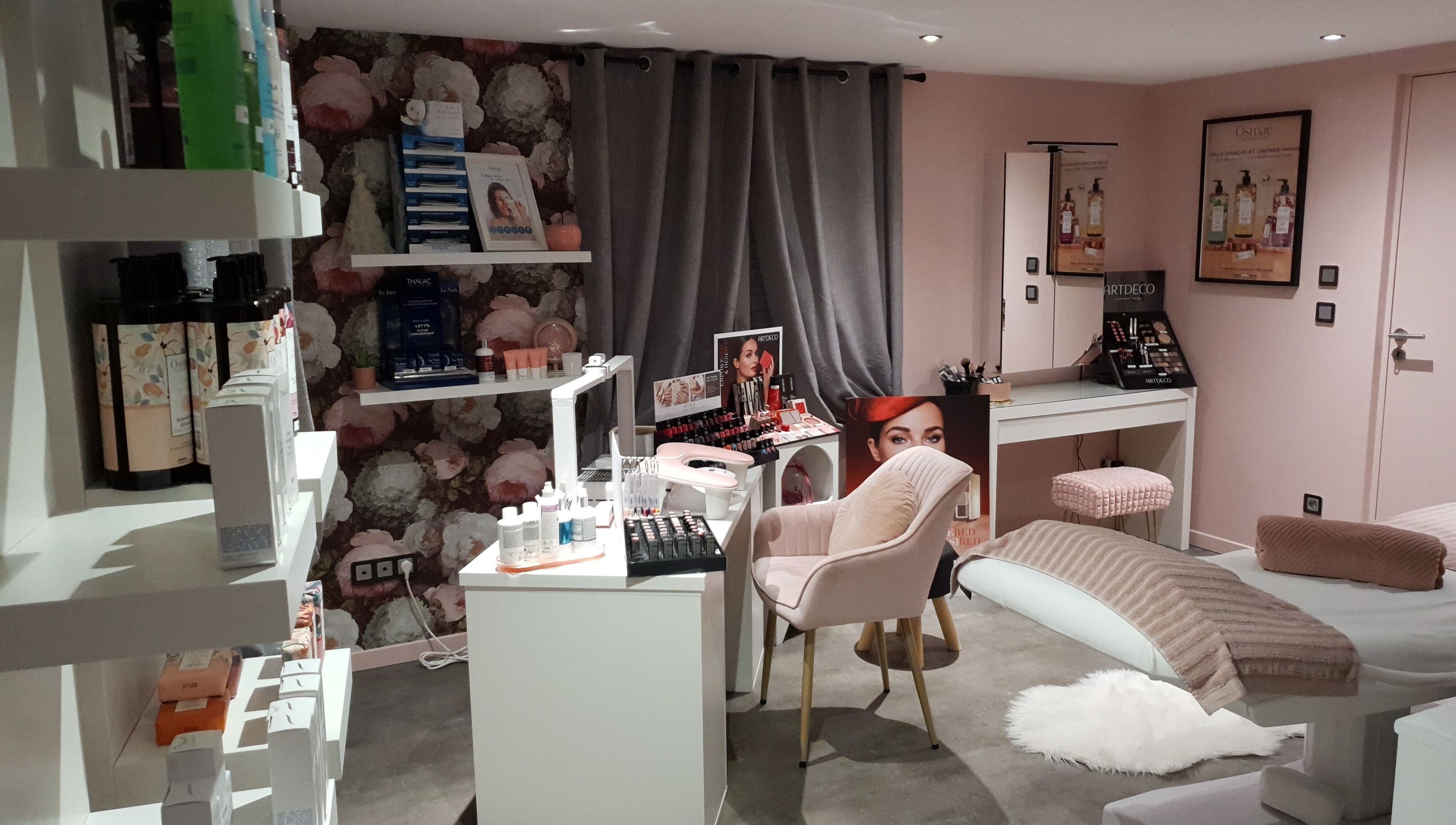 Salon intérieur de Laure Esthétique à Weitbruch, Grand Est, FR, avec décor floral et équipements beauté.