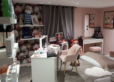 Salon intérieur de Laure Esthétique à Weitbruch, Grand Est, FR, avec décor floral et équipements beauté.