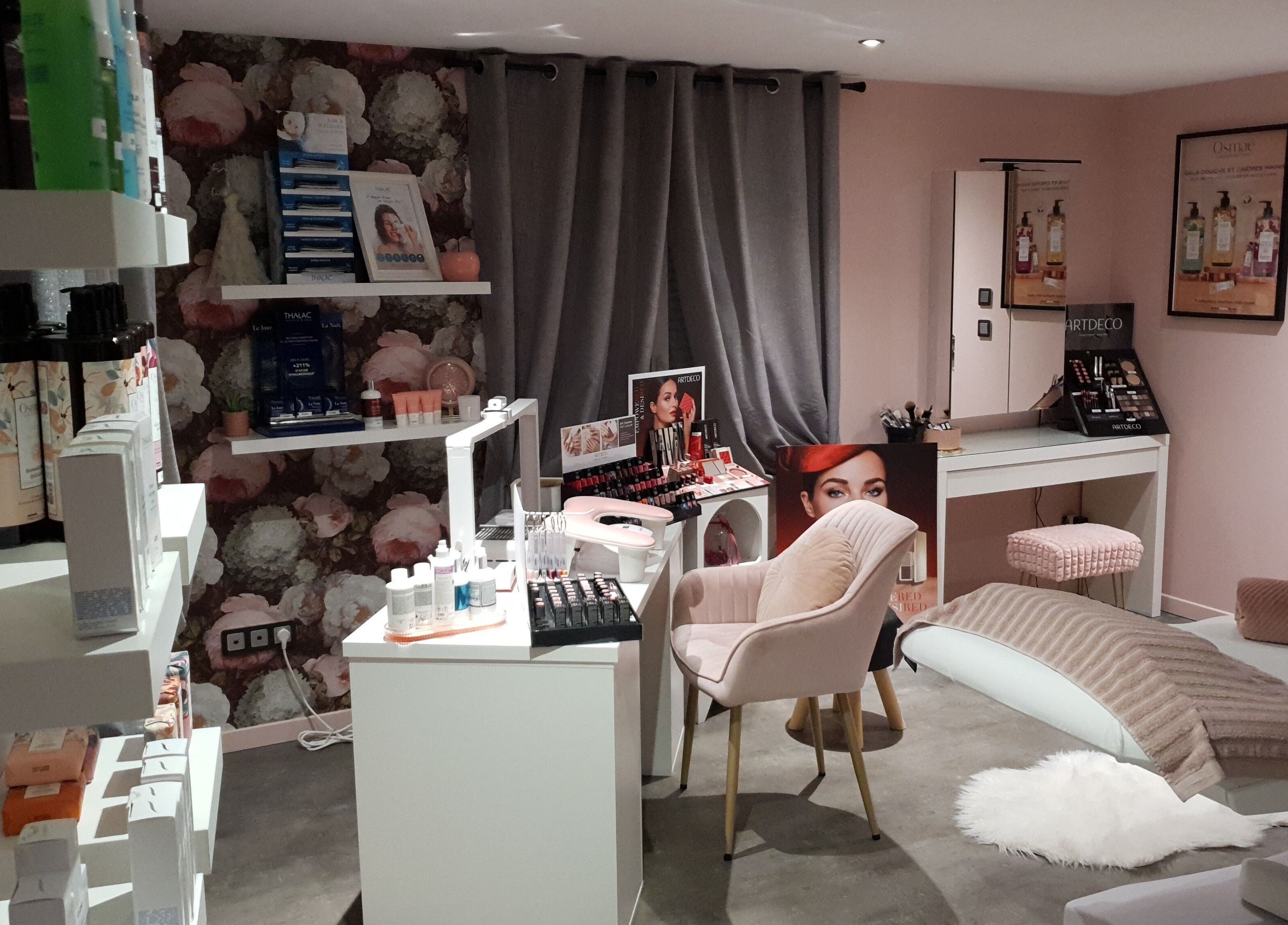 Salon intérieur de Laure Esthétique à Weitbruch, Grand Est, FR, avec décor floral et équipements beauté.