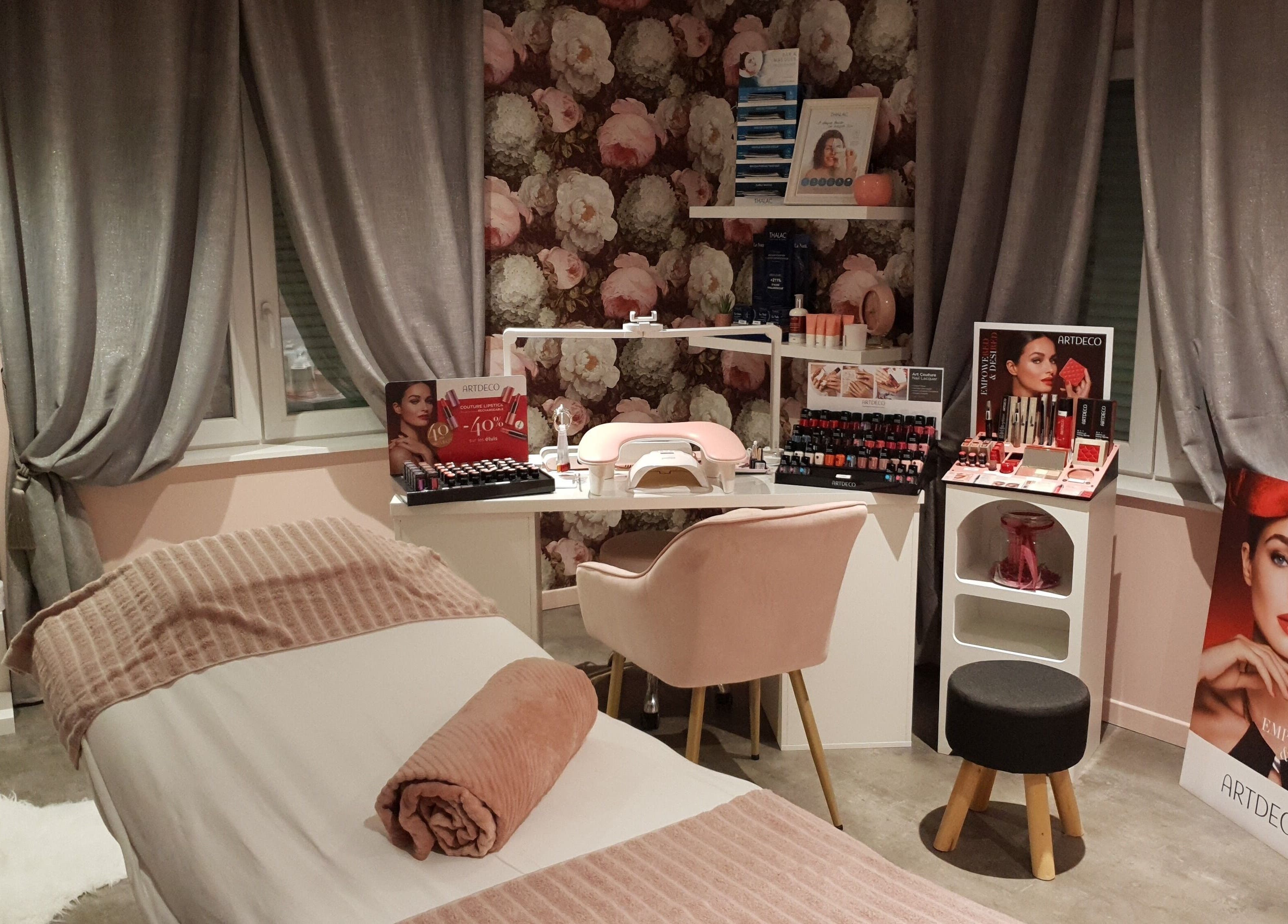 Espace soin esthétique à Laure Esthétique, Weitbruch, Grand Est. Décor élégant et produits de beauté en exposition.