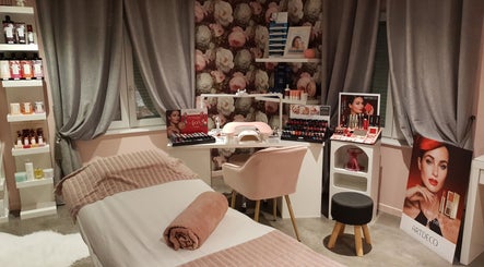 Espace soin esthétique à Laure Esthétique, Weitbruch, Grand Est. Décor élégant et produits de beauté en exposition.