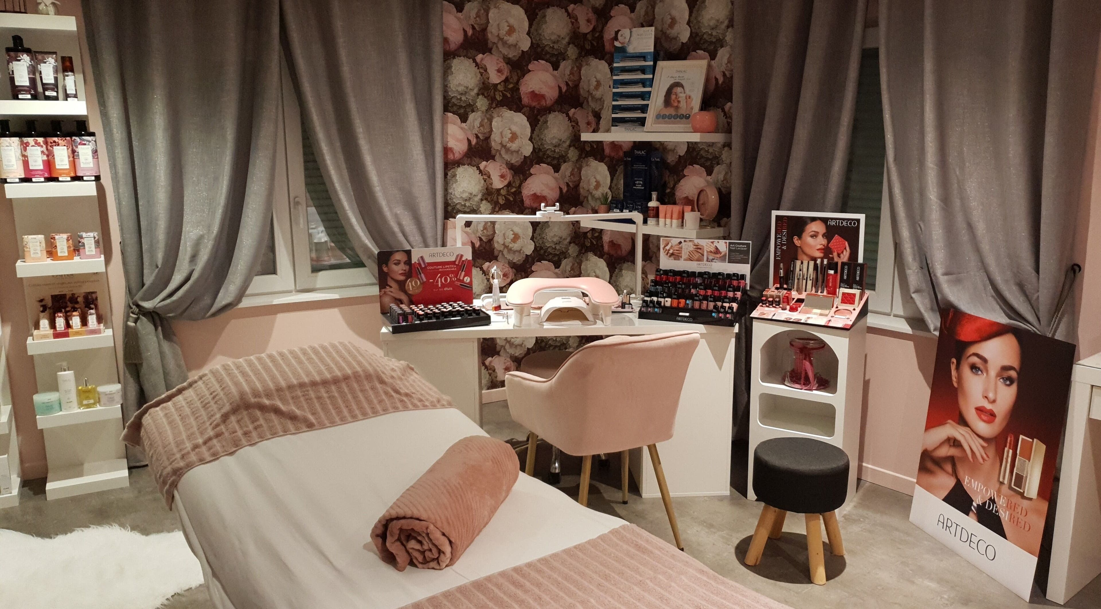 Espace soin esthétique à Laure Esthétique, Weitbruch, Grand Est. Décor élégant et produits de beauté en exposition.