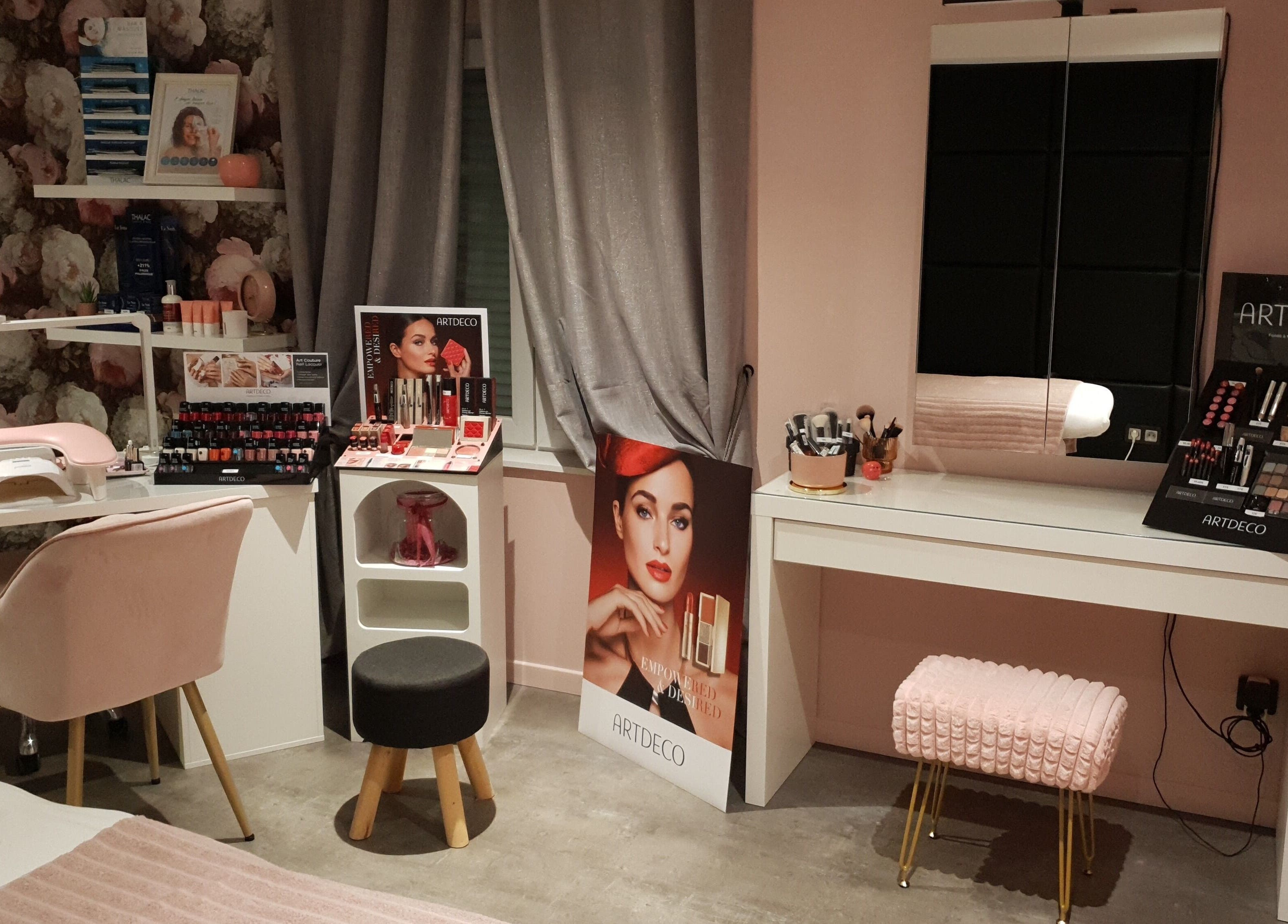 Coin beauté raffiné de Laure Esthétique à Weitbruch, Grand Est, FR avec produits Artdeco et décoration rose.