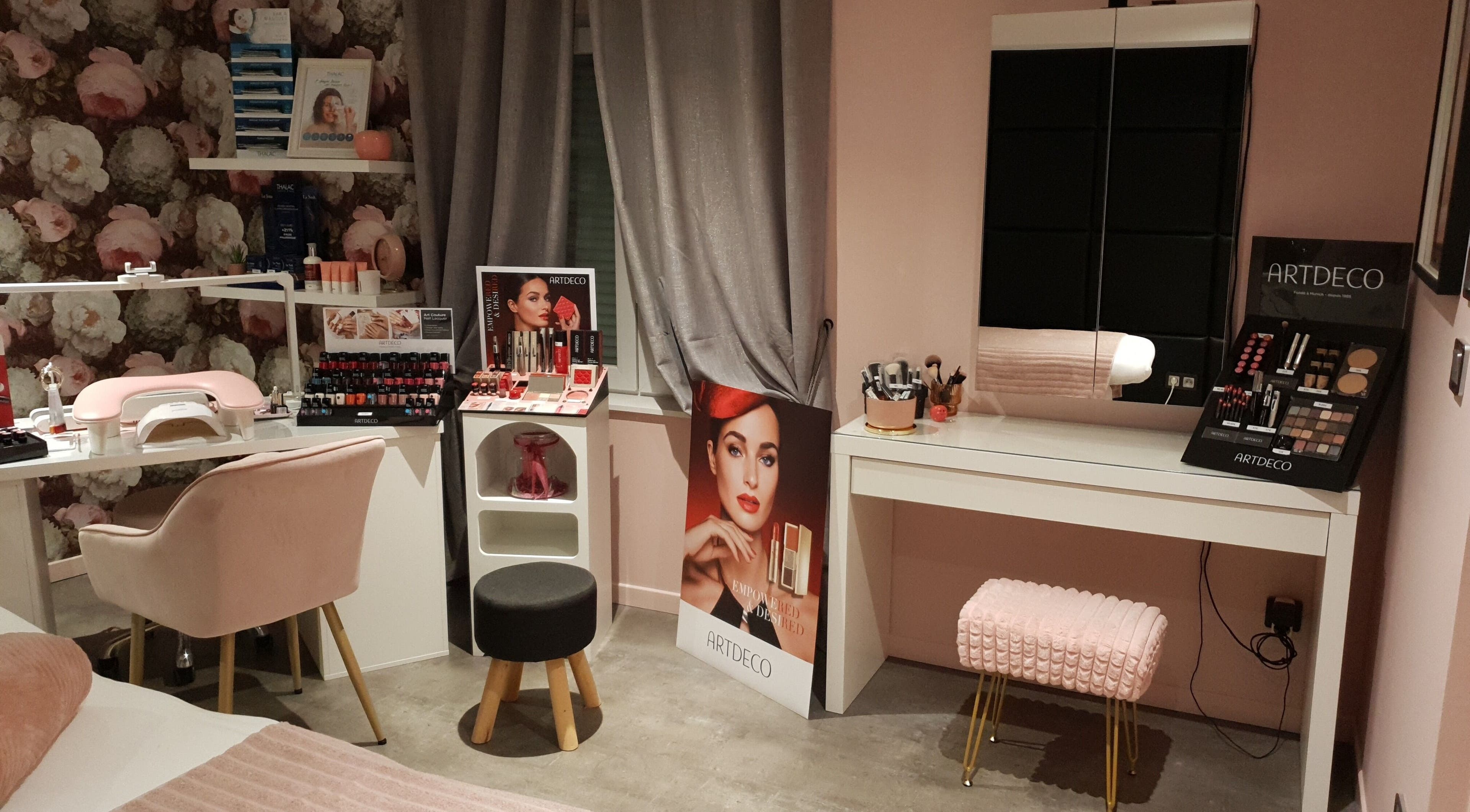 Coin beauté raffiné de Laure Esthétique à Weitbruch, Grand Est, FR avec produits Artdeco et décoration rose.