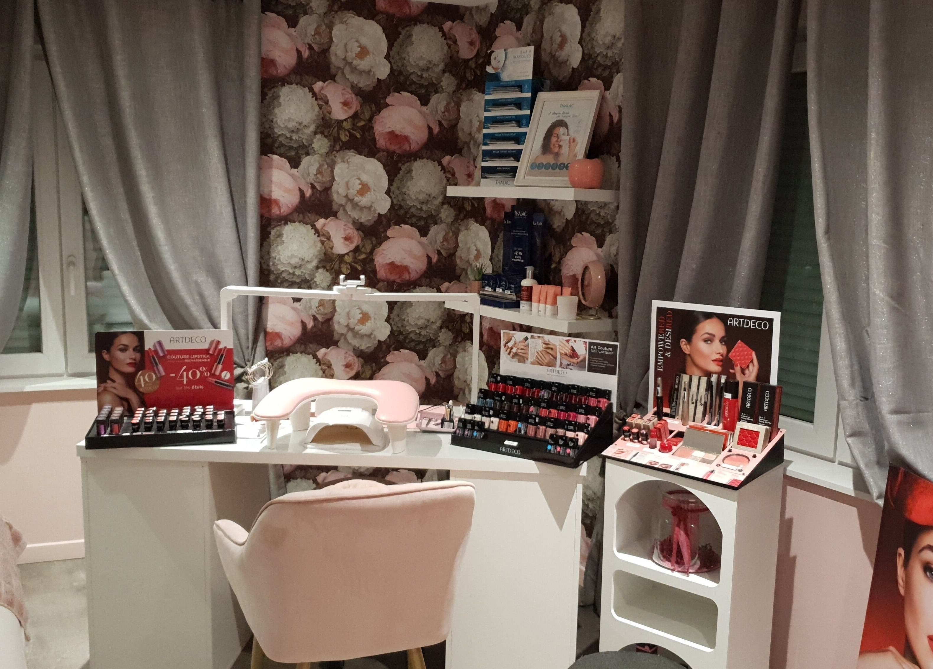 Station de beauté élégante chez Laure Esthétique à Weitbruch, Grand Est, FR, avec produits de maquillage raffinés.