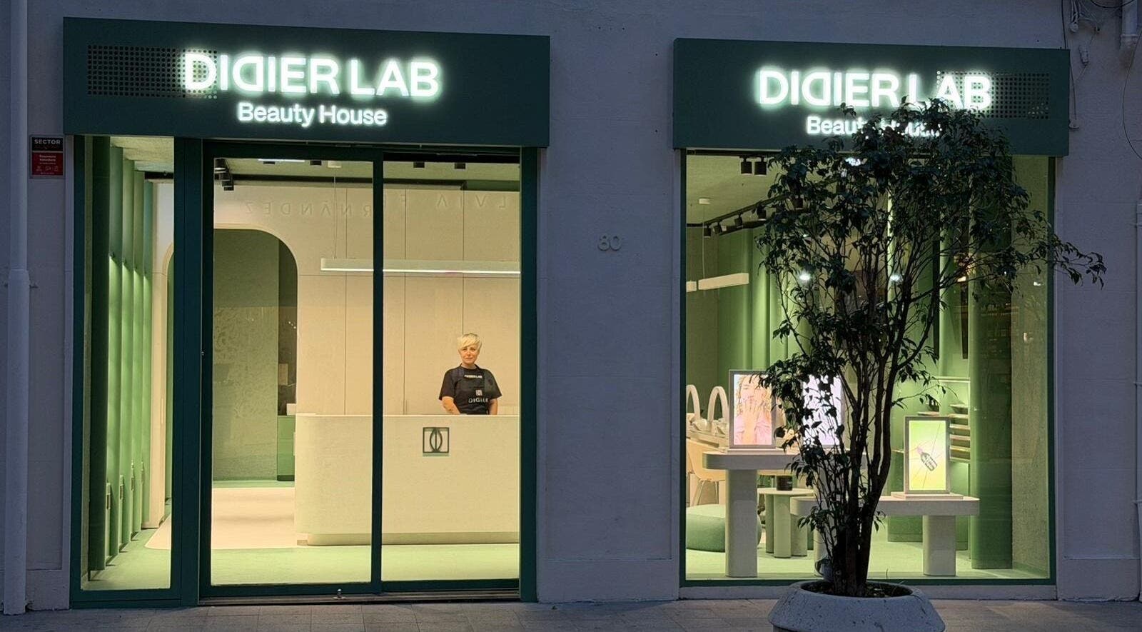 Fachada de Didier Lab Beauty House Valencia iluminada en València, Comunidad Valenciana, ES.