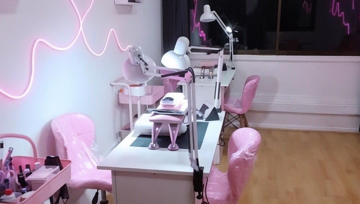 Sala de manicura en YM NAILS STUDIO, Santiago, Región Metropolitana, CL, con sillas y luces rosas.