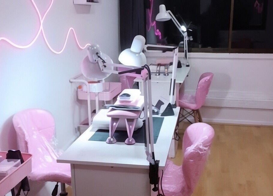 Sala de manicura en YM NAILS STUDIO, Santiago, Región Metropolitana, CL, con sillas y luces rosas.
