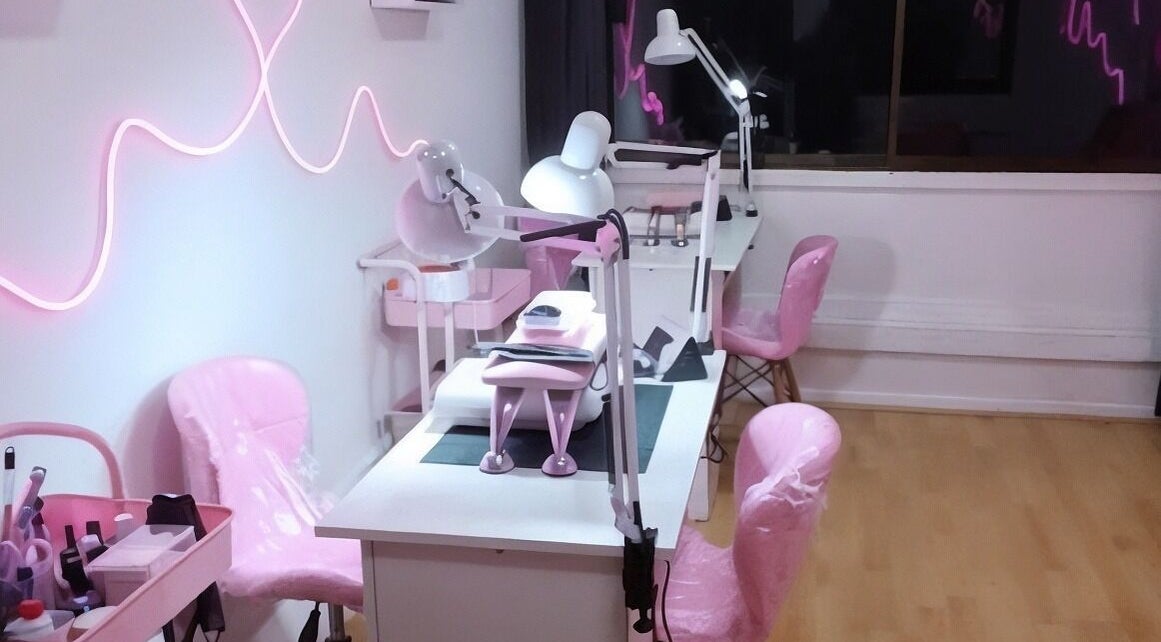 Sala de manicura en YM NAILS STUDIO, Santiago, Región Metropolitana, CL, con sillas y luces rosas.