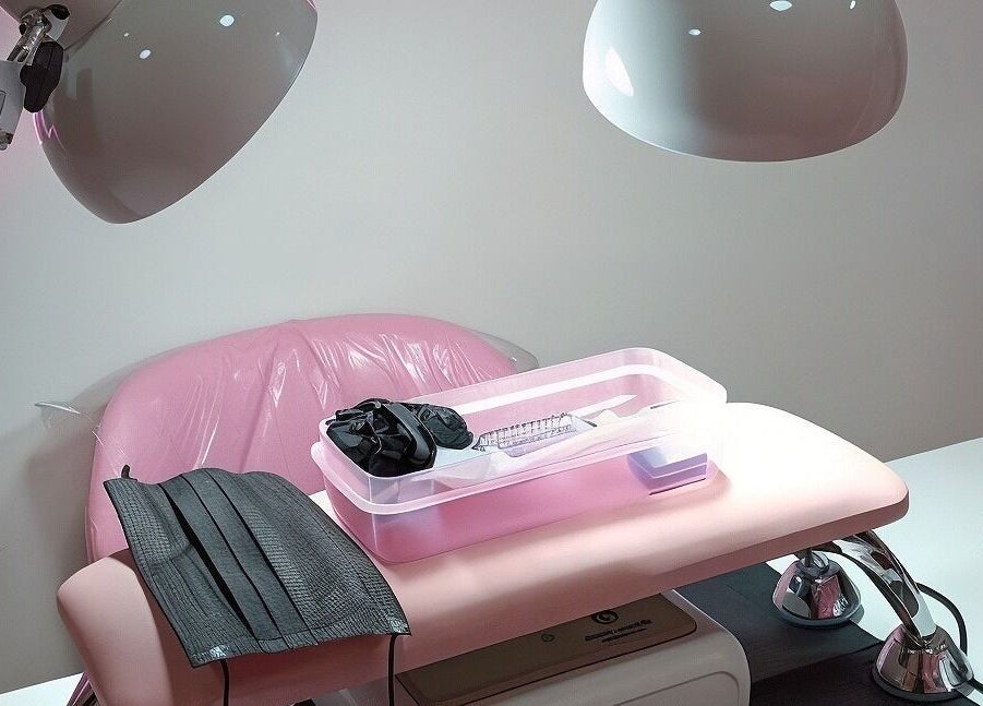 Mesa de manicura en YM NAILS STUDIO, Santiago, Región Metropolitana, CL, con lámparas y herramientas listas.