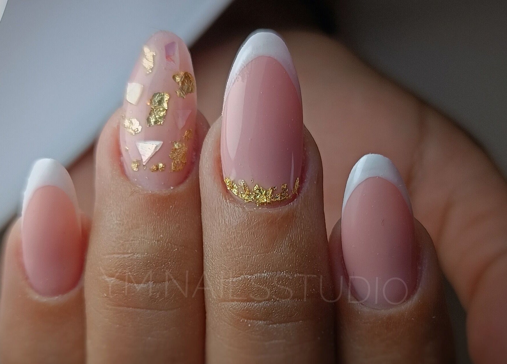 Diseño de uñas con acabados dorados en YM NAILS STUDIO, Santiago, Región Metropolitana, CL.