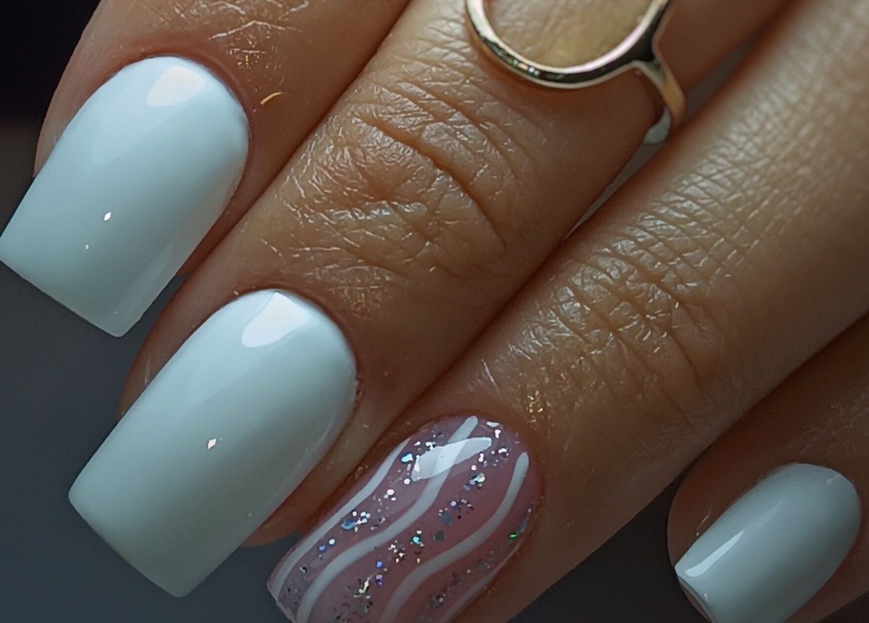 Uñas decoradas con esmalte blanco y diseño brillante en YM NAILS STUDIO, Santiago, Región Metropolitana, CL.