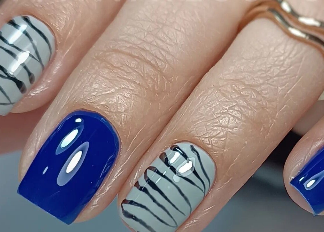 Diseño de uñas elegantes en YM NAILS STUDIO, Santiago, Región Metropolitana, CL. Azules y rayas decorativas.