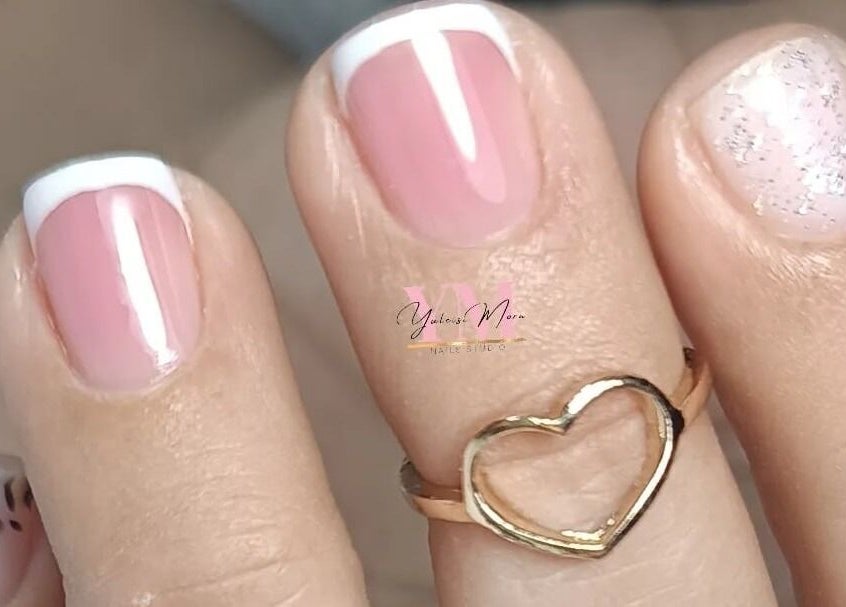 Uñas francesas decoradas en YM NAILS STUDIO, Santiago, Región Metropolitana, CL, con diseño y anillo corazón.