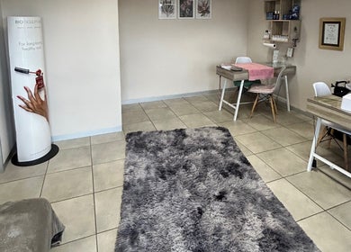 Ninnie's in Boksburg, Gauteng, ZA showcases a cozy nail care space with plush carpet and elegant decor.