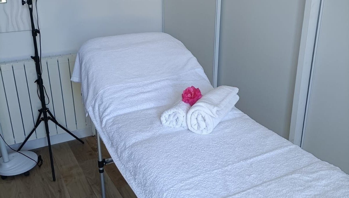 Table de massage préparée avec serviettes chez Sublim'Ton Corps, Aigrefeuille-d'aunis, Nouvelle-aquitaine, FR.