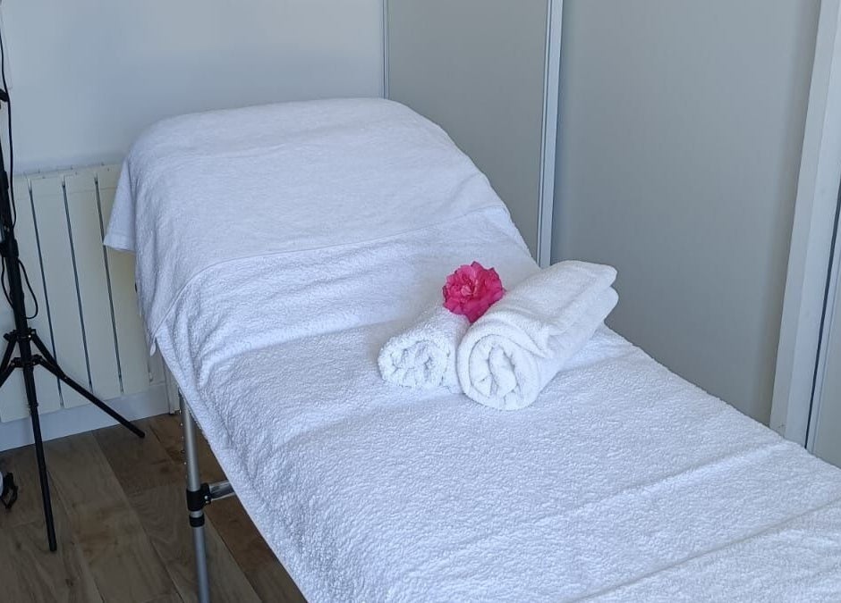 Table de massage préparée avec serviettes chez Sublim'Ton Corps, Aigrefeuille-d'aunis, Nouvelle-aquitaine, FR.
