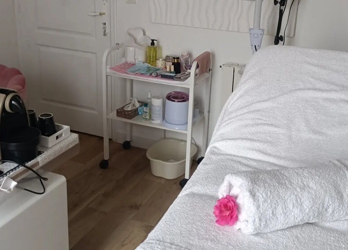 Table de soins chez Sublim'Ton Corps à Aigrefeuille-d'aunis, Nouvelle-aquitaine, FR, prête pour un soin relaxant.