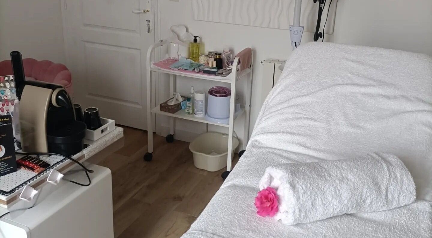 Table de soins chez Sublim'Ton Corps à Aigrefeuille-d'aunis, Nouvelle-aquitaine, FR, prête pour un soin relaxant.