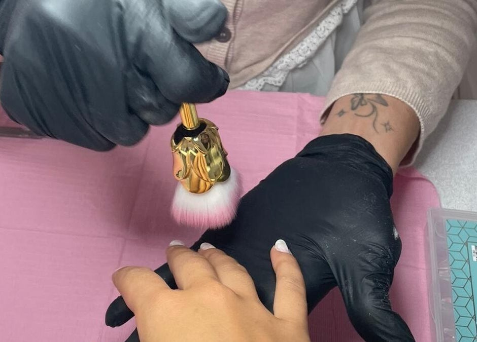 Sublim'Ton Corps à Aigrefeuille-d'aunis offre une manucure experte avec un pinceau doré unique.