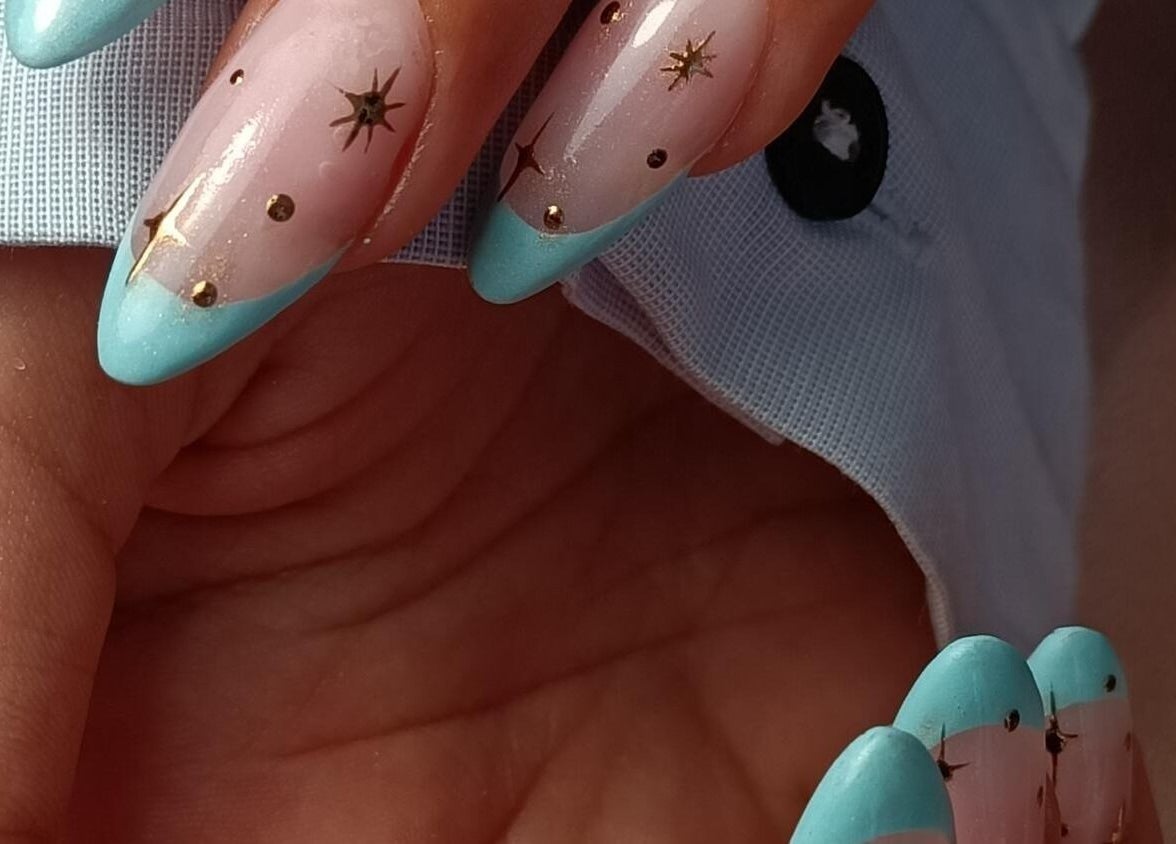 Nail art étoilé avec une manucure pastel à Sublim'Ton Corps, Aigrefeuille-d'Aunis, Nouvelle-Aquitaine, FR.