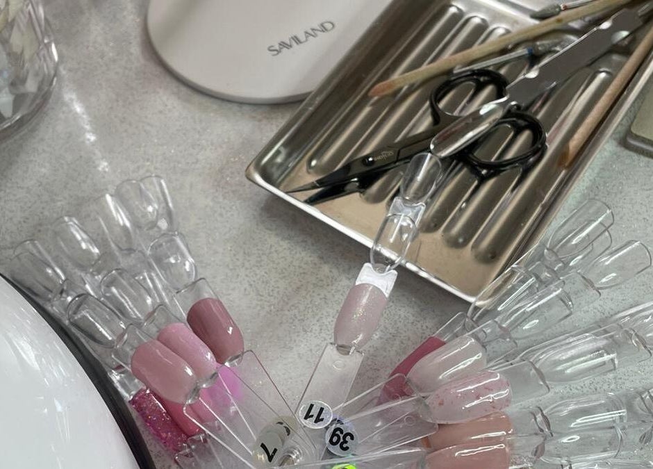 Palette de vernis à ongles à Sublim'Ton Corps, Aigrefeuille-d'aunis, Nouvelle-aquitaine, FR.