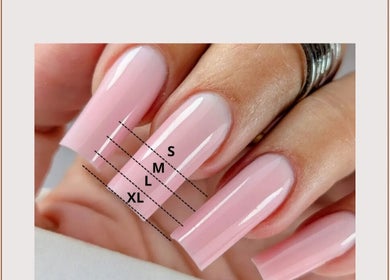 Ongles manucurés en rose à L'atelier de Cloé, Montbazon, Centre-val De Loire, FR, pour une beauté raffinée.