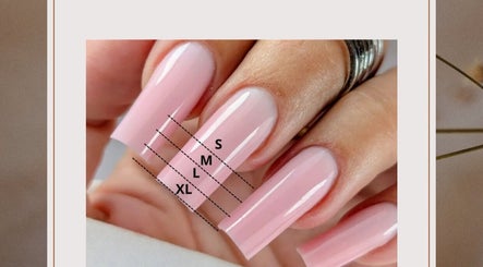 Ongles manucurés en rose à L'atelier de Cloé, Montbazon, Centre-val De Loire, FR, pour une beauté raffinée.