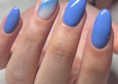 Manucure bleu ciel à L'atelier de Cloé, Montbazon, Centre-val De Loire, FR. Ongles soignés avec finesse.