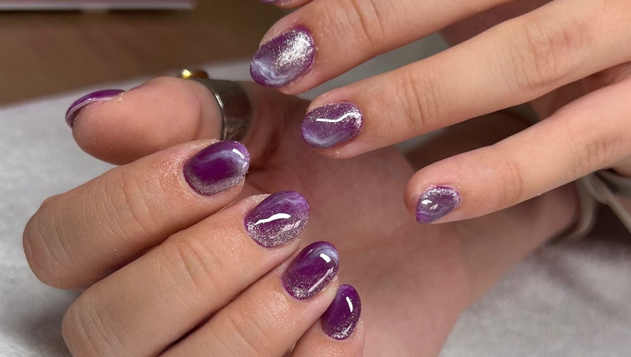 Manucure violette avec effet marbré à L'atelier de Cloé, Montbazon, Centre-val De Loire, FR.