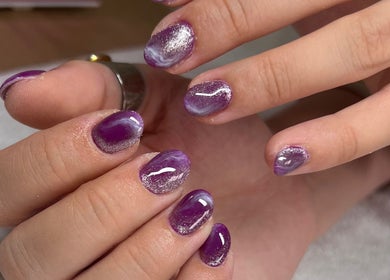 Manucure violette avec effet marbré à L'atelier de Cloé, Montbazon, Centre-val De Loire, FR.