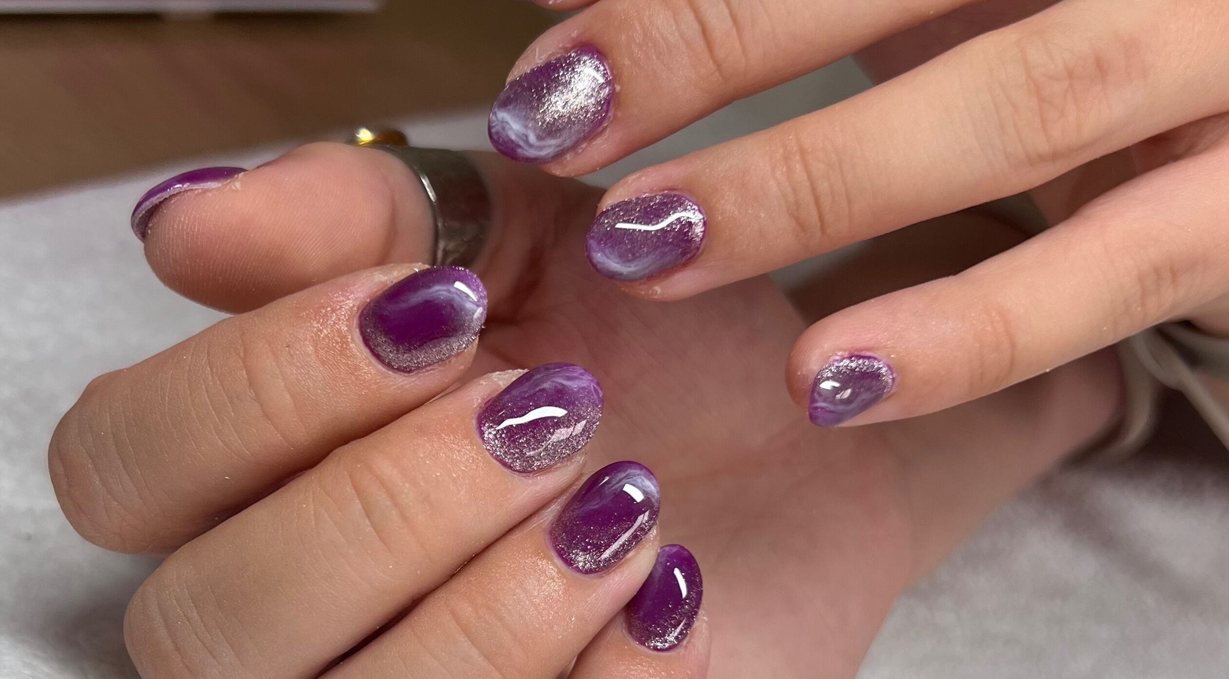 Manucure violette avec effet marbré à L'atelier de Cloé, Montbazon, Centre-val De Loire, FR.