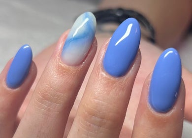 Nail art bleu élégant réalisé à L'atelier de Cloé, Montbazon, Centre-val De Loire, FR.