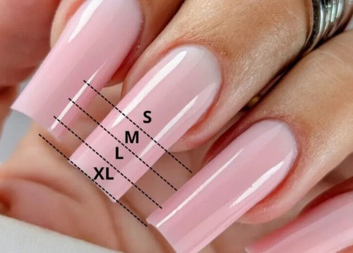 Des ongles manucurés en rose à L'atelier de Cloé, Montbazon, Centre-val De Loire, FR.