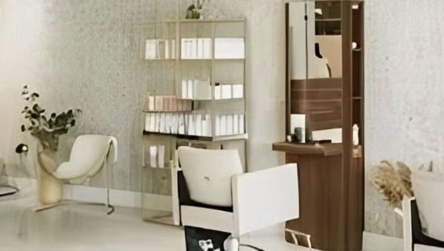 Elegant salon interior at Elizabeth Oliveira Hair Xtensions, Thornton Heath, England, GB. Chic and modern decor.