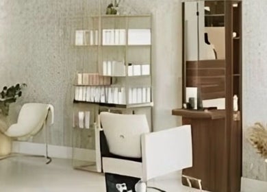 Elegant salon interior at Elizabeth Oliveira Hair Xtensions, Thornton Heath, England, GB. Chic and modern decor.