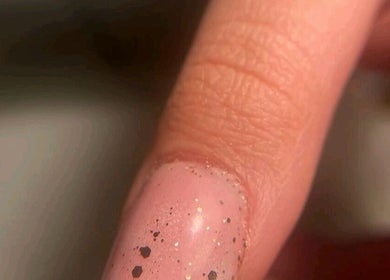 Stylowy manicure z brokatowym wykończeniem w Salonie, Skała, Województwo Małopolskie, PL.