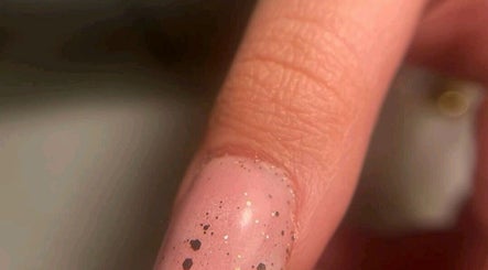 Stylowy manicure z brokatowym wykończeniem w Salonie, Skała, Województwo Małopolskie, PL.