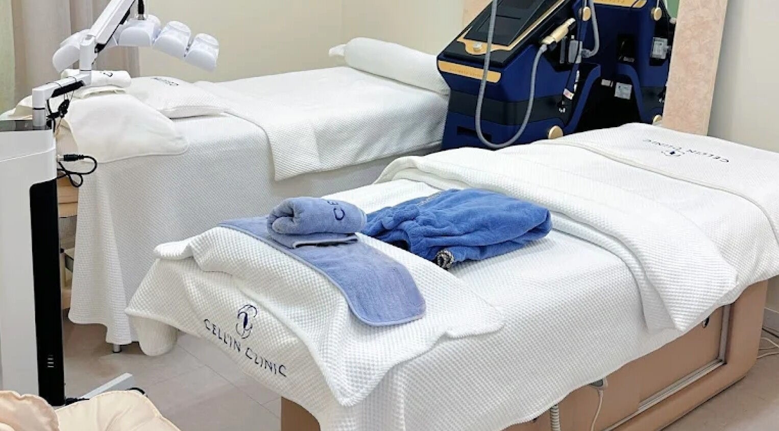 Relaxing treatment room at BiuBiu Lab - CBD in Sydney, New South Wales, AU, featuring cozy massage beds.