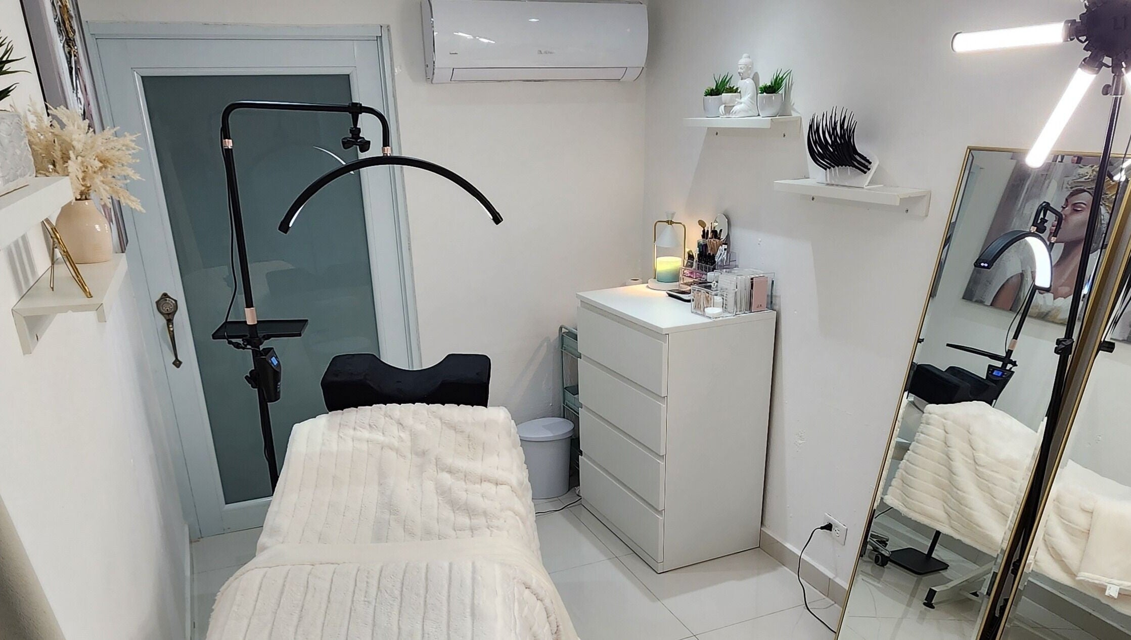 Sala de tratamiento en Arqueos, Caguas, Puerto Rico, PR con decoración moderna y acogedora.