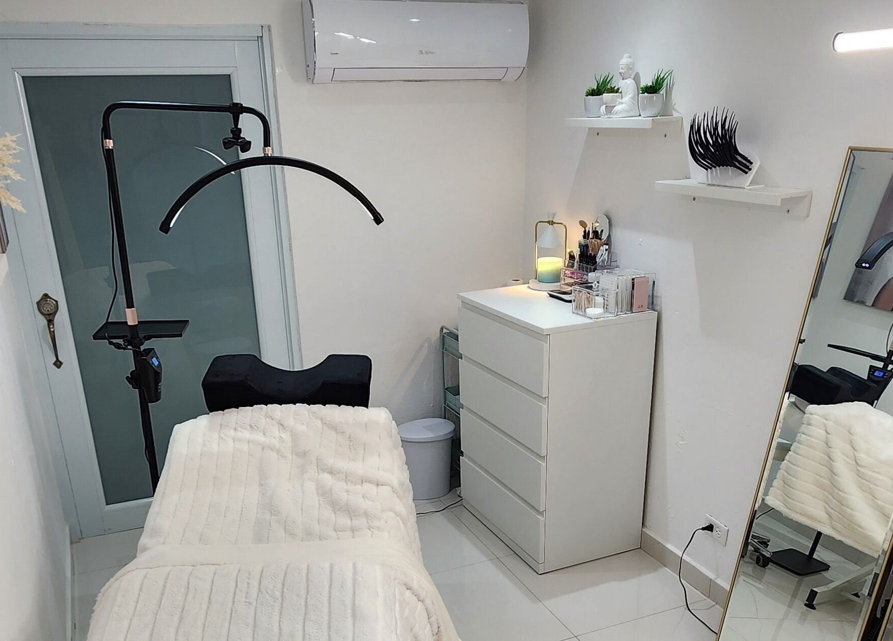 Sala de tratamiento en Arqueos, Caguas, Puerto Rico, PR con decoración moderna y acogedora.