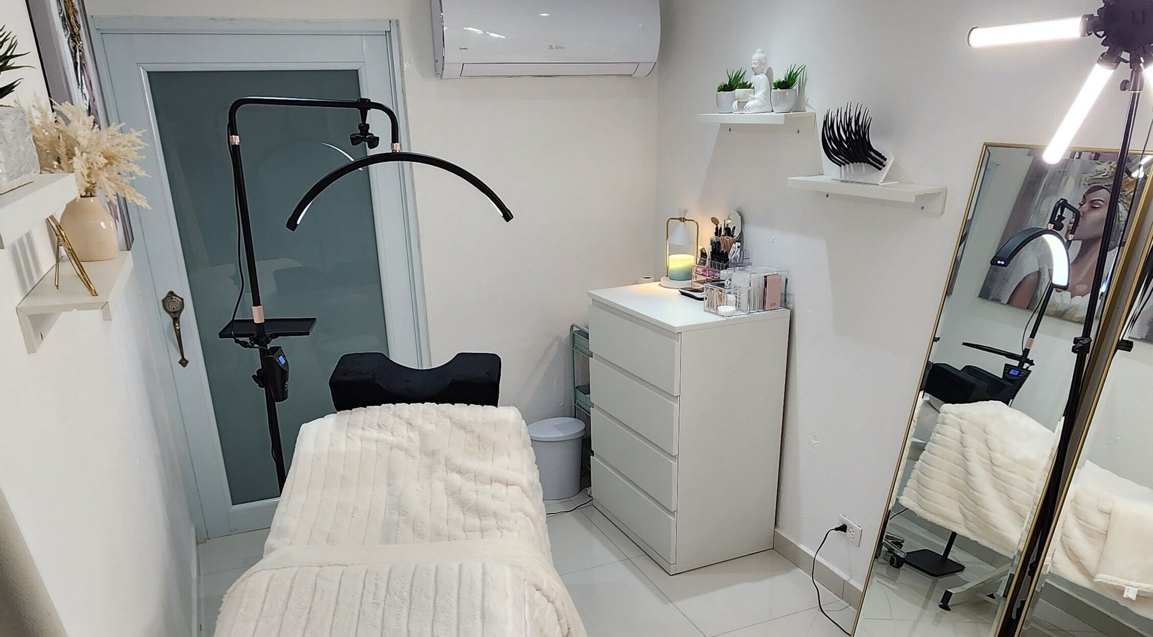 Sala de tratamiento en Arqueos, Caguas, Puerto Rico, PR con decoración moderna y acogedora.