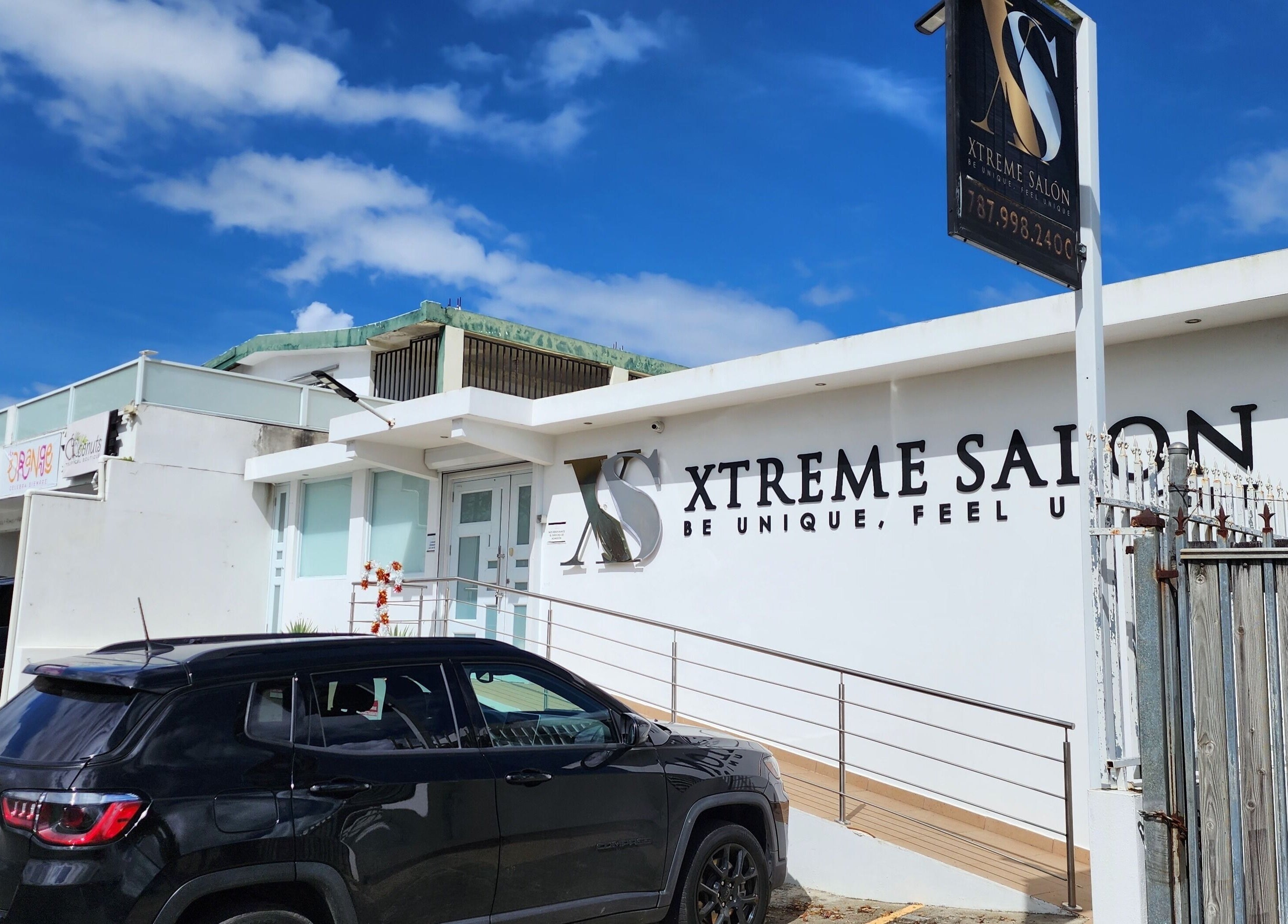Vista de la fachada del salón de belleza Arqueos en Caguas, Puerto Rico, PR.
